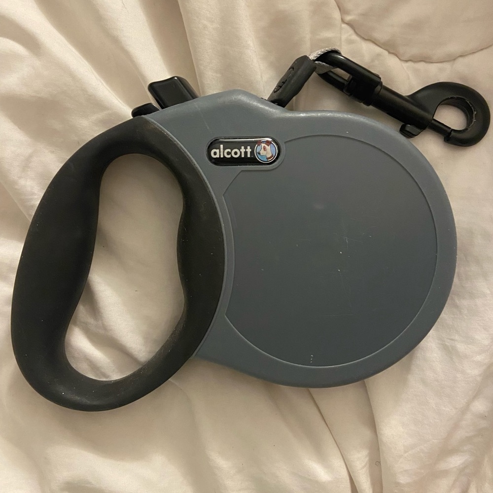 Alcott Retractable Dog Leash